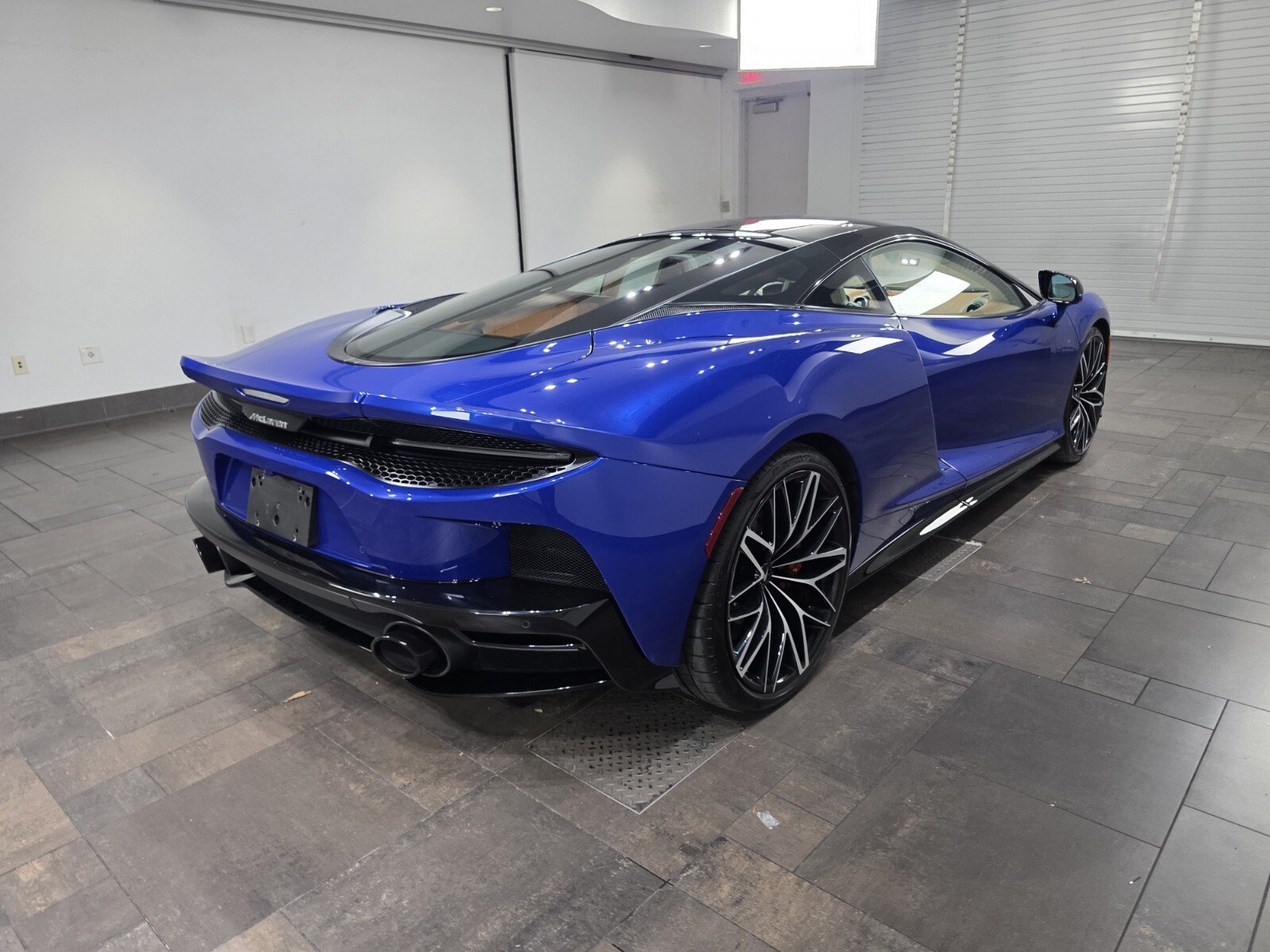 Used 2023 McLaren GT RWD image 24