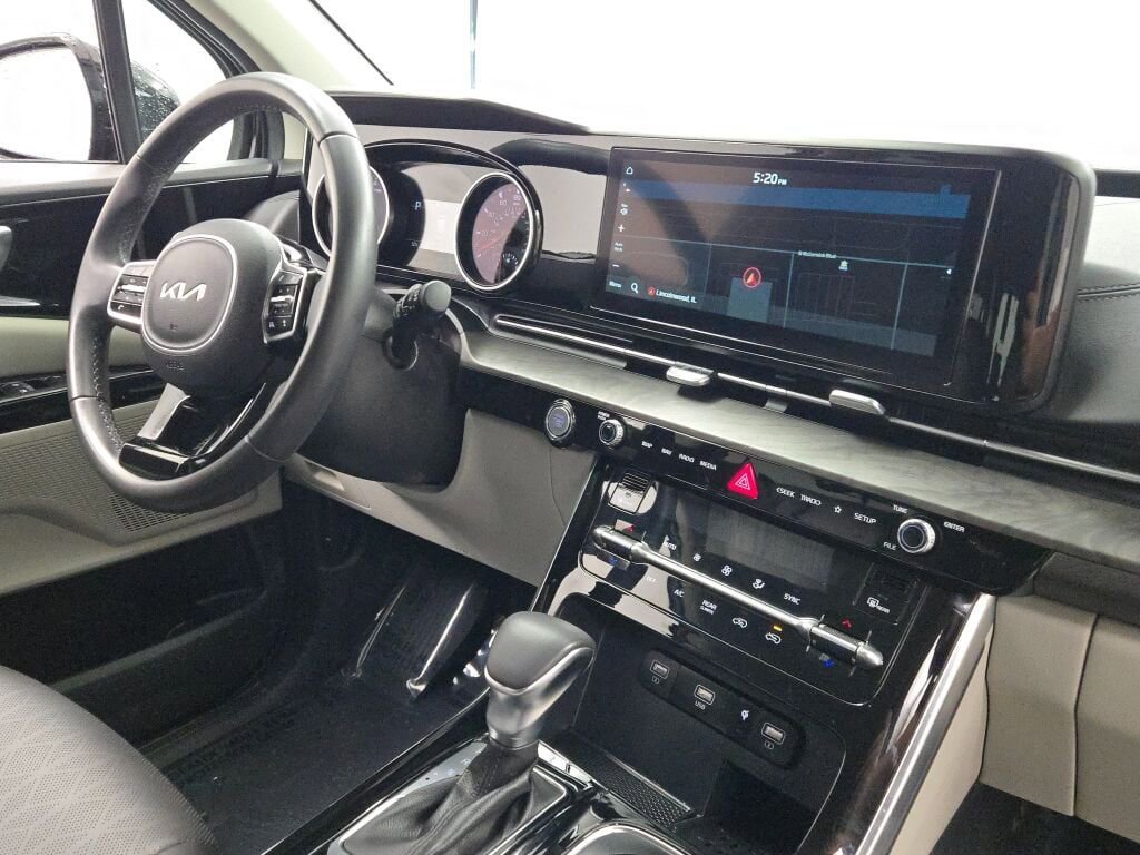 Used 2024 Kia Carnival EX image 9