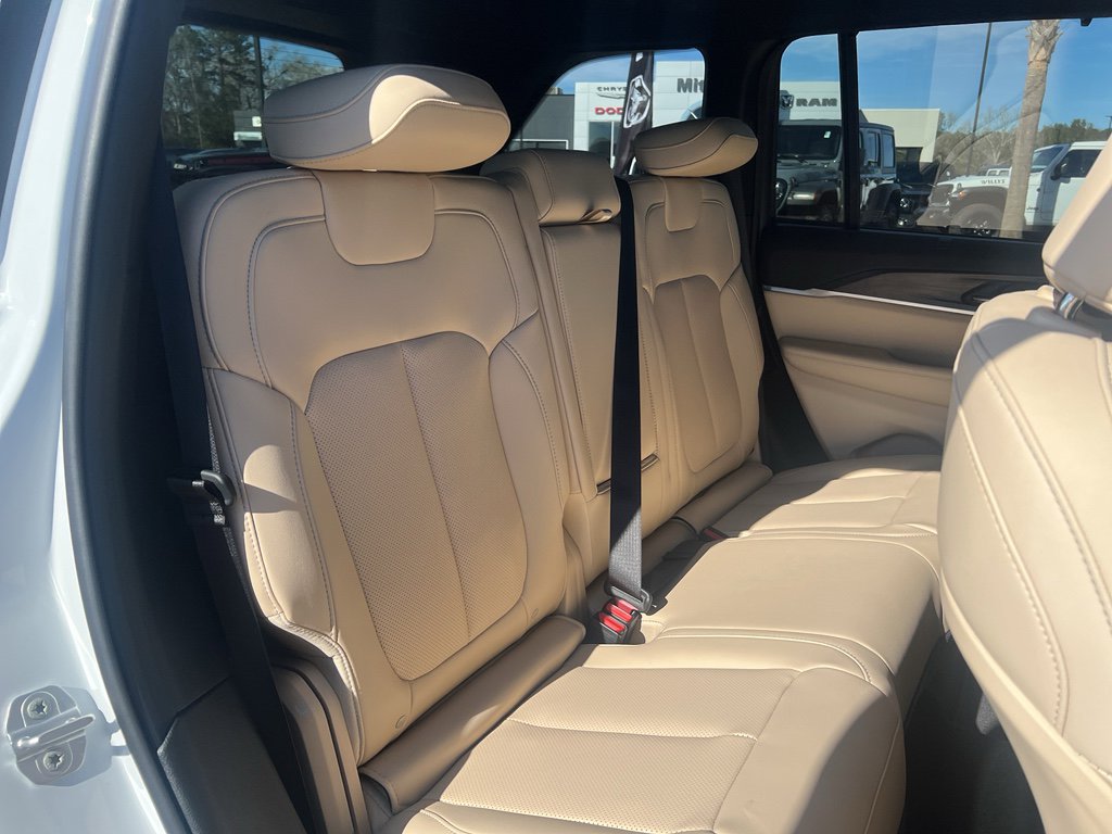 New 2025 Jeep Grand Cherokee Limited w/ Luxury Tech Group II AWD/4WD image 11