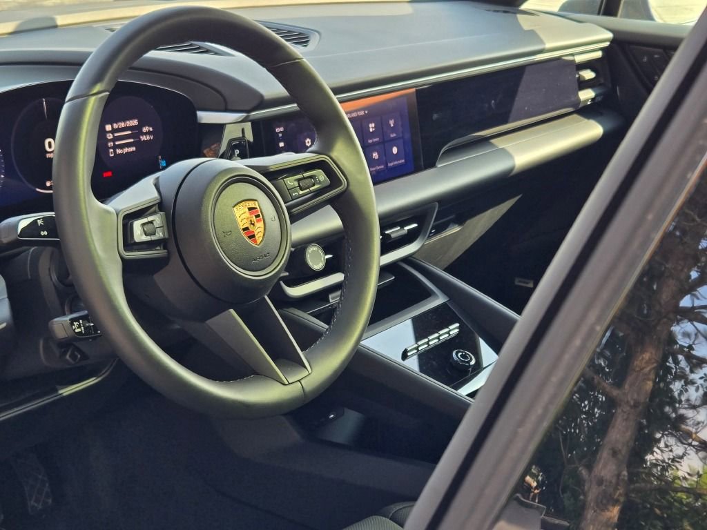 Certified 2025 Porsche Macan Electric image 4