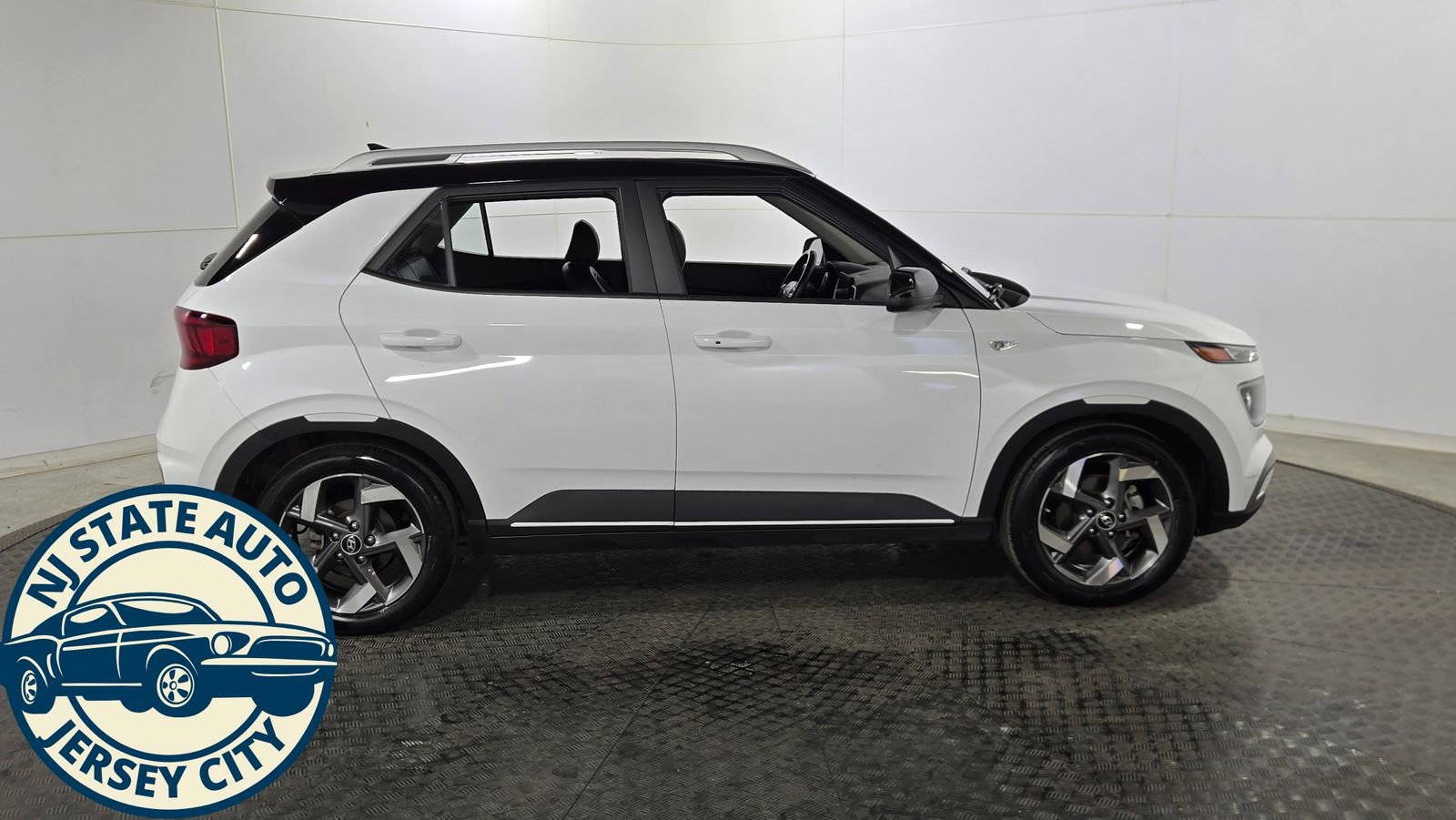 Used 2022 Hyundai Venue Limited FWD image 8