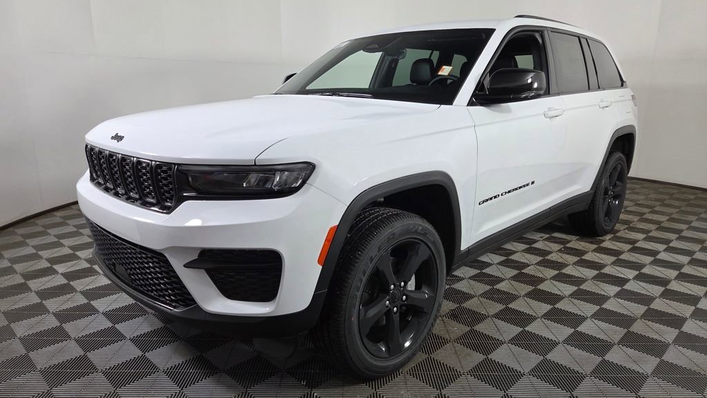 New 2025 Jeep Grand Cherokee Altitude image 3