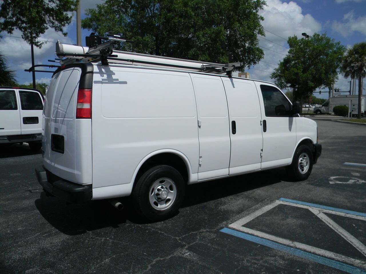 Used 2017 Chevrolet Express 2500 image 2