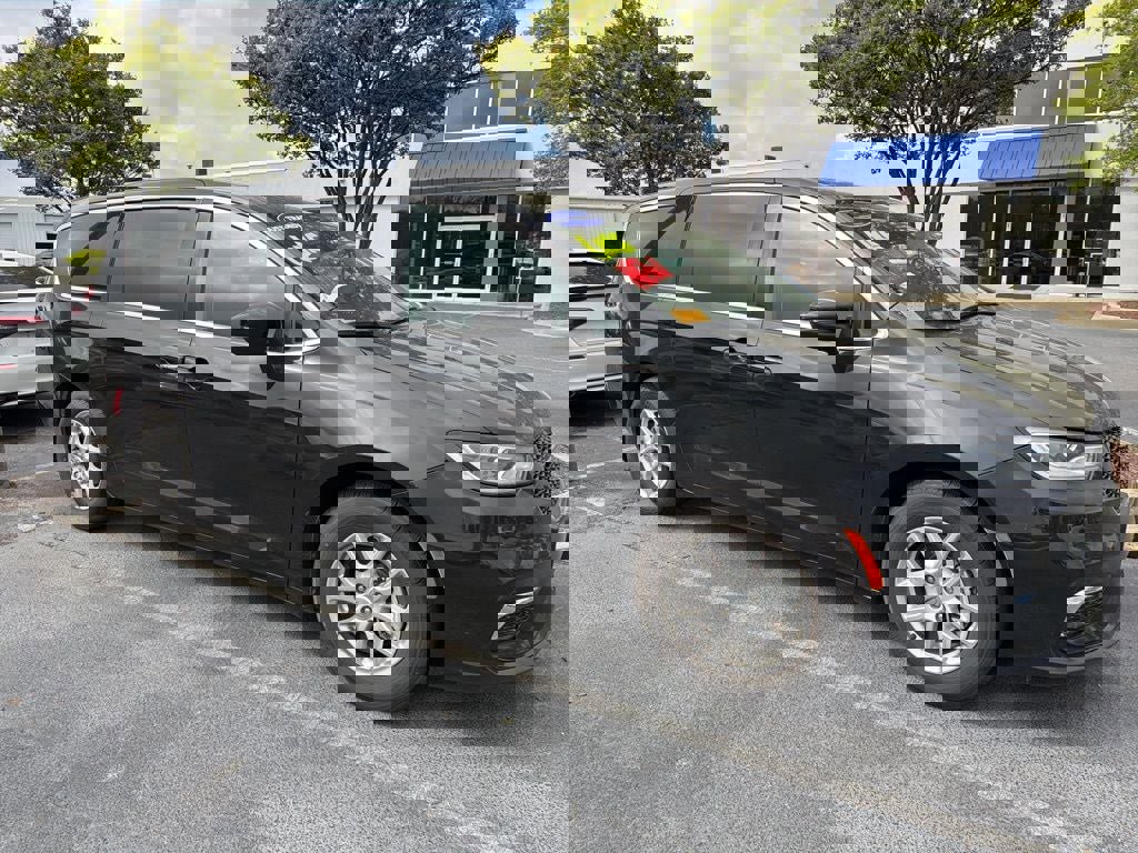 Used 2023 Chrysler Pacifica Touring-L image 6