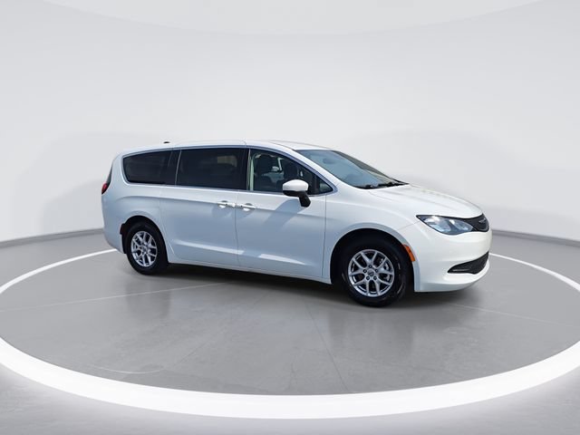 Used 2023 Chrysler Voyager LX FWD image 2