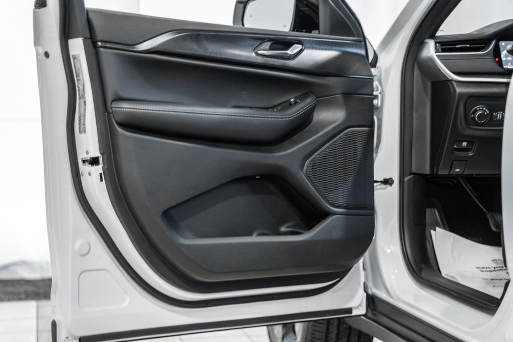 New 2025 Jeep Grand Cherokee Altitude image 36