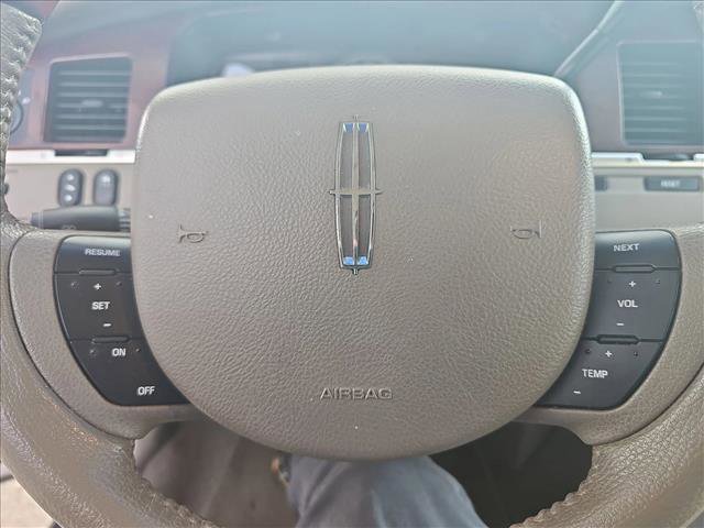 Used 2005 Lincoln Town Car Signature Limited image 13