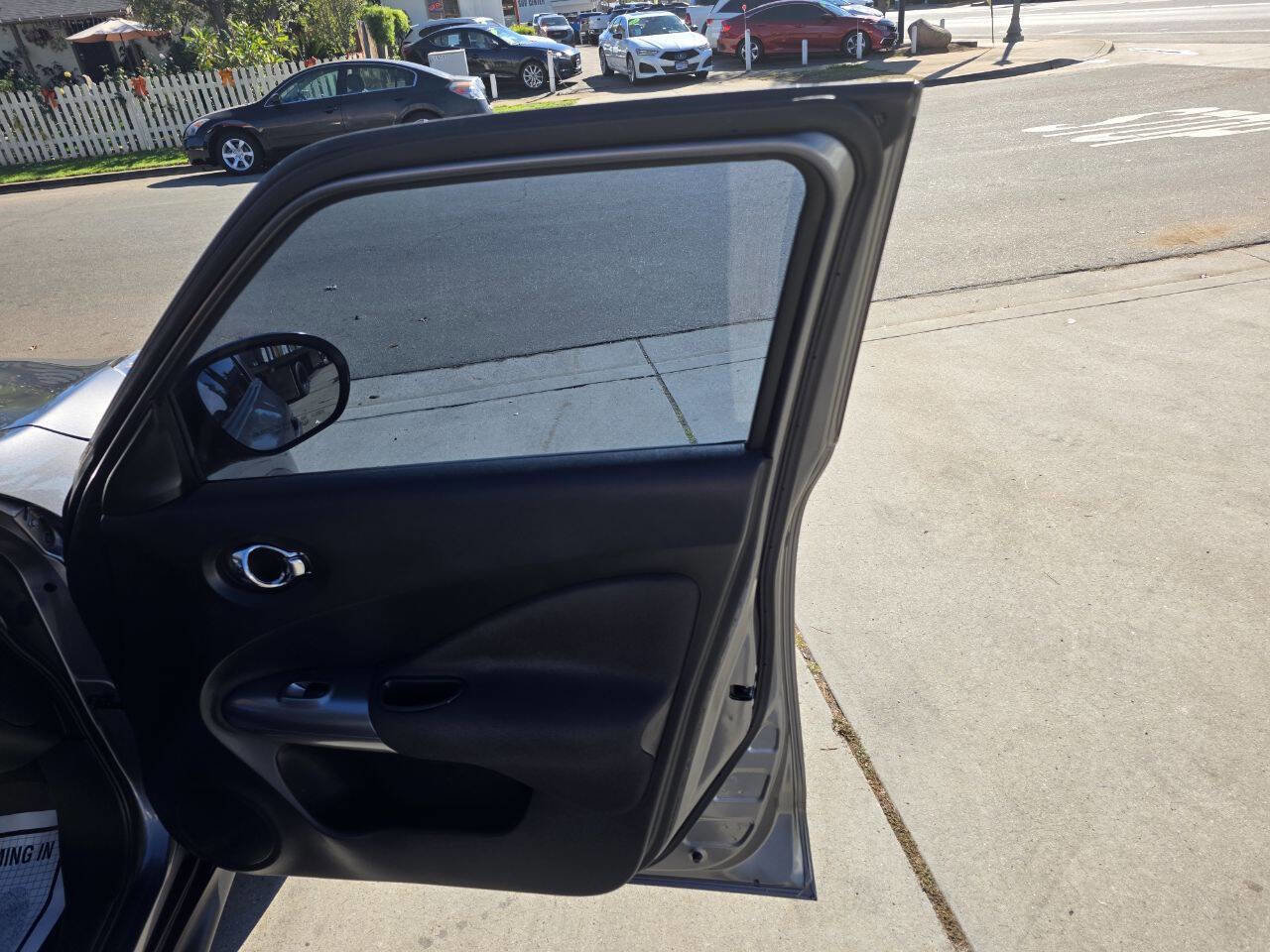Used 2011 Nissan Juke SV FWD image 23