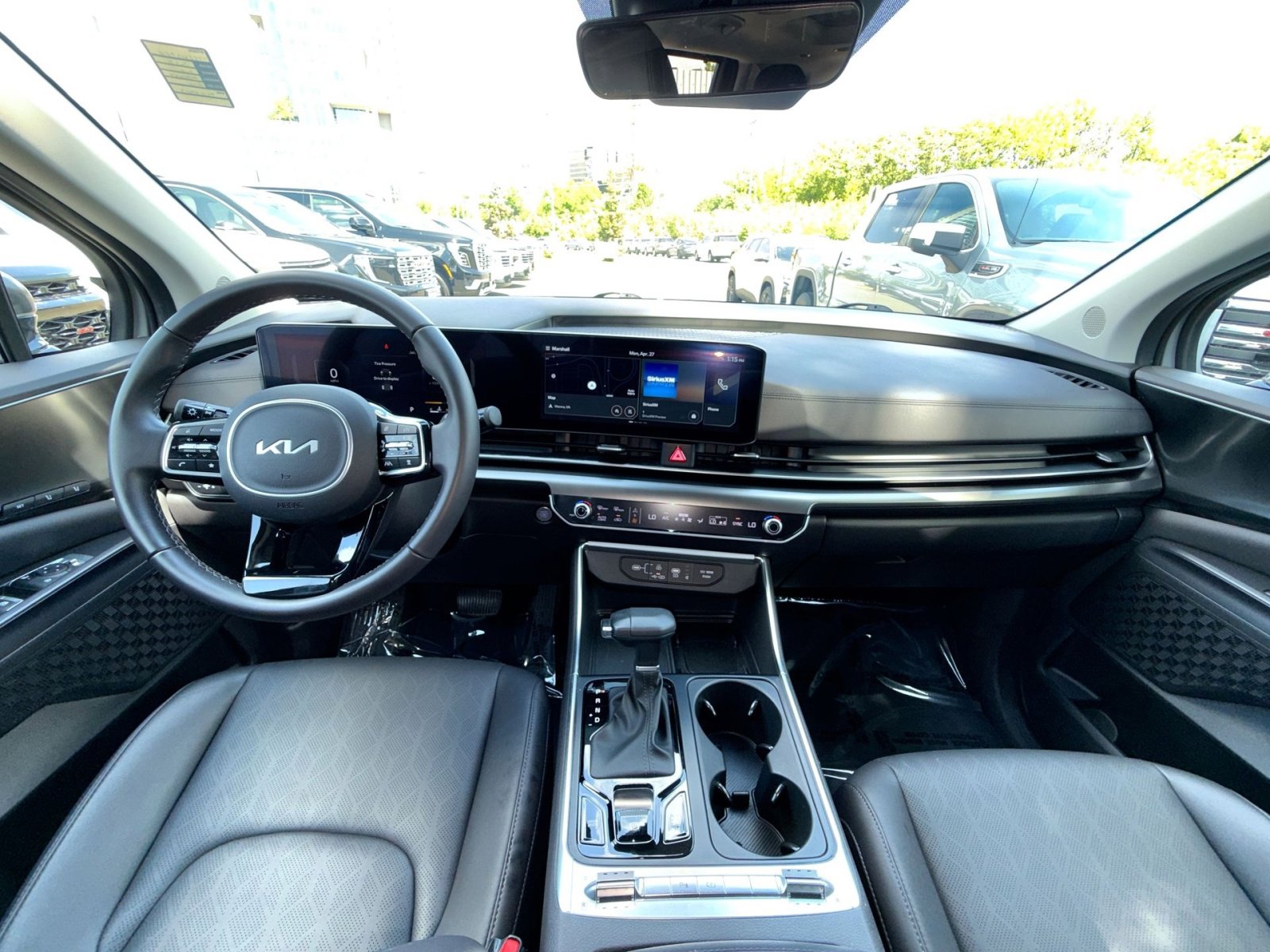 Used 2025 Kia Carnival SX w/ SX Dark Edition Package FWD image 23