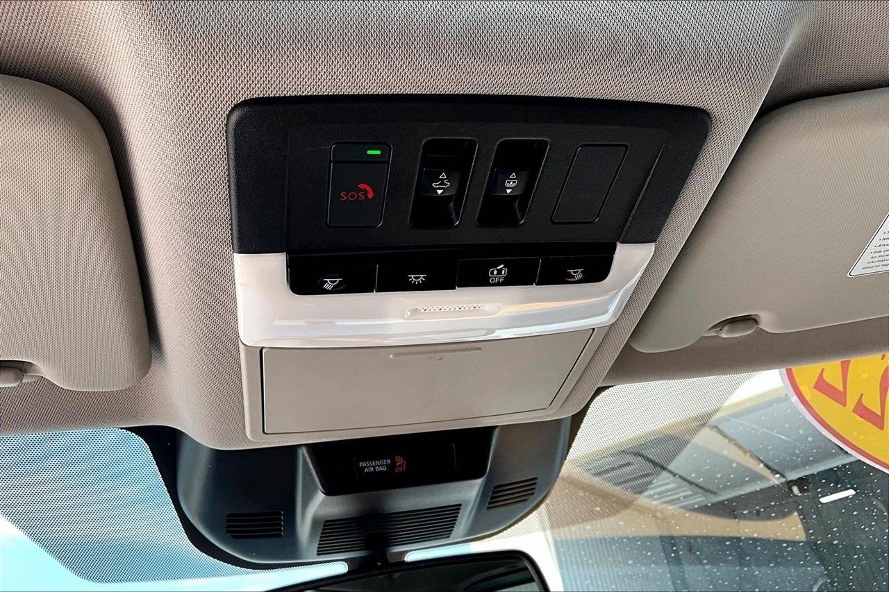 Used 2022 Nissan Rogue Platinum w/ Head-Up Display Package AWD/4WD image 16