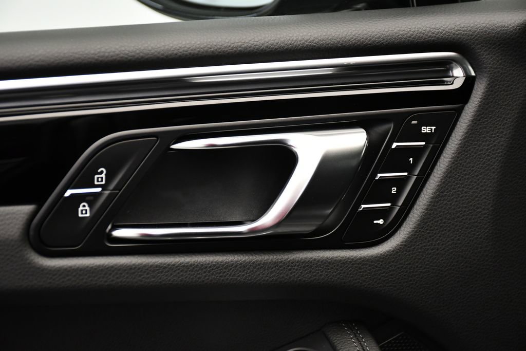 Certified 2025 Porsche Macan Turbo AWD/4WD image 35