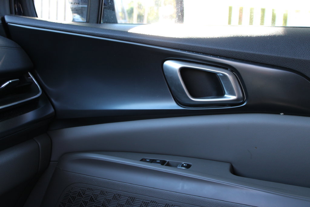 Used 2025 Kia Carnival FWD image 18
