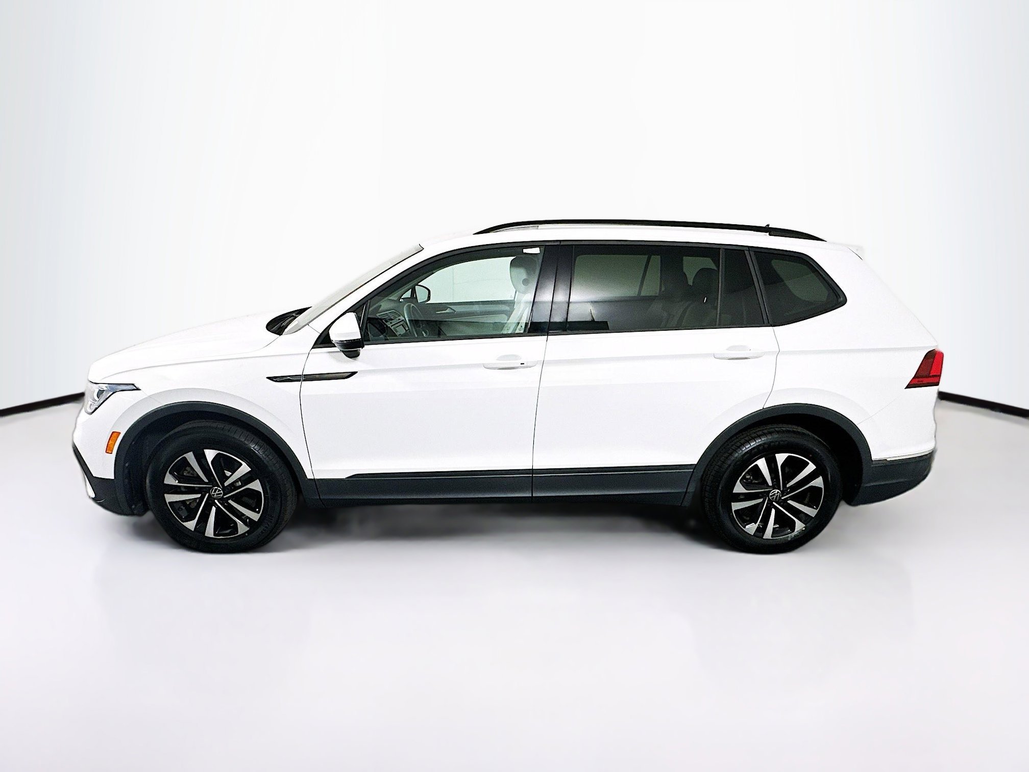 Used 2023 Volkswagen Tiguan S w/ Driver Assistance Package FWD image 4