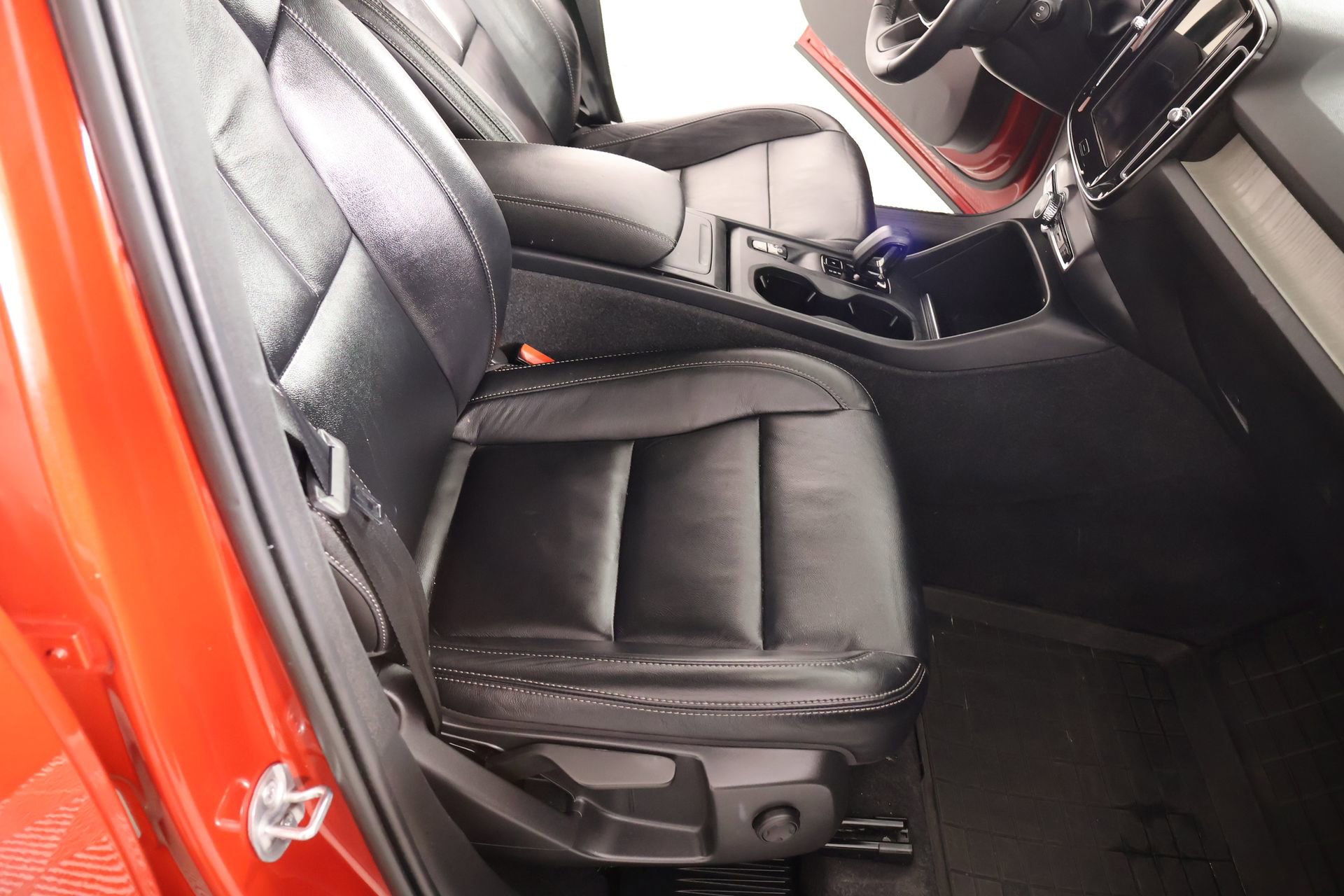 Used 2023 Volvo XC40 B5 Core image 13