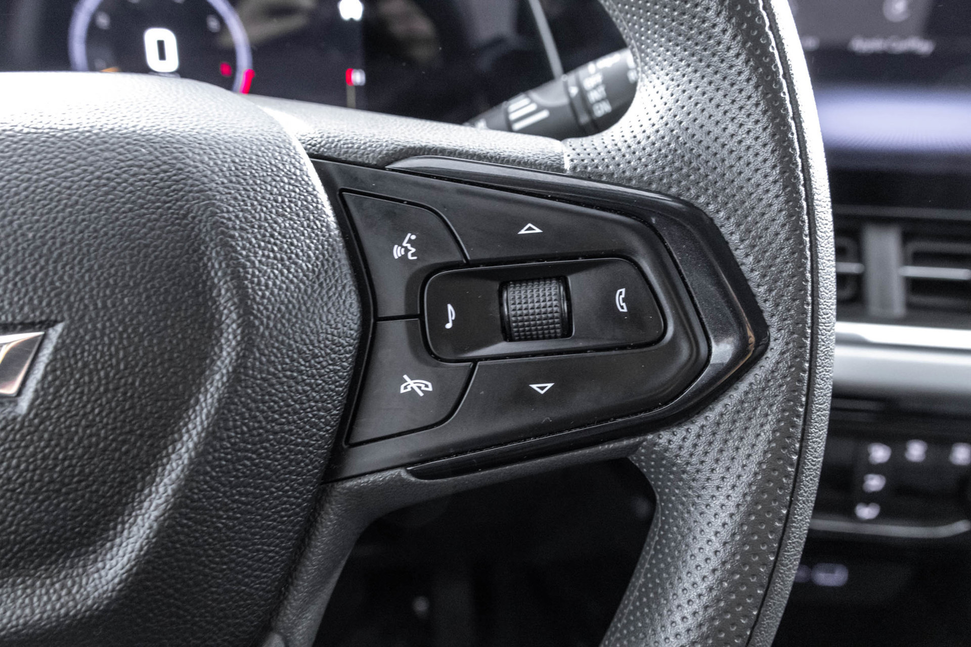 Used 2025 Chevrolet Trax LT FWD image 26