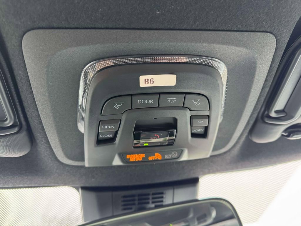 Used 2025 Toyota Corolla SE w/ SE Premium Package image 31