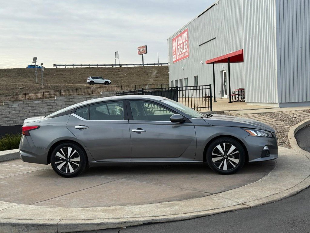 Used 2022 Nissan Altima 2.5 SV image 2