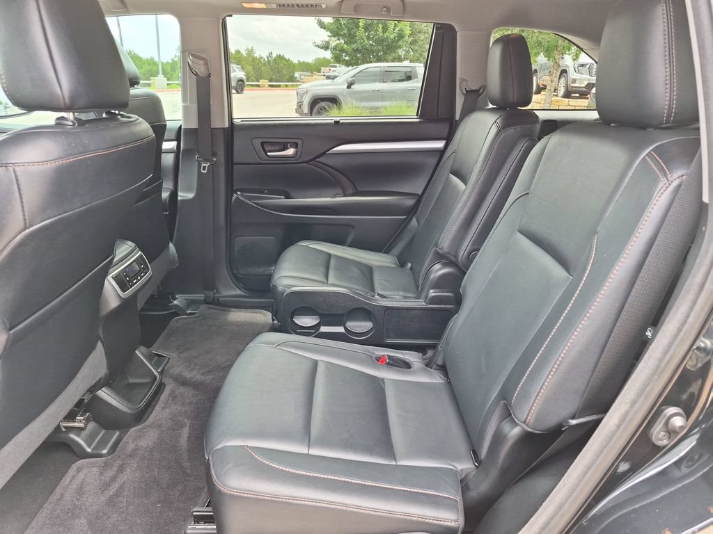 Used 2017 Toyota Highlander XLE FWD image 32
