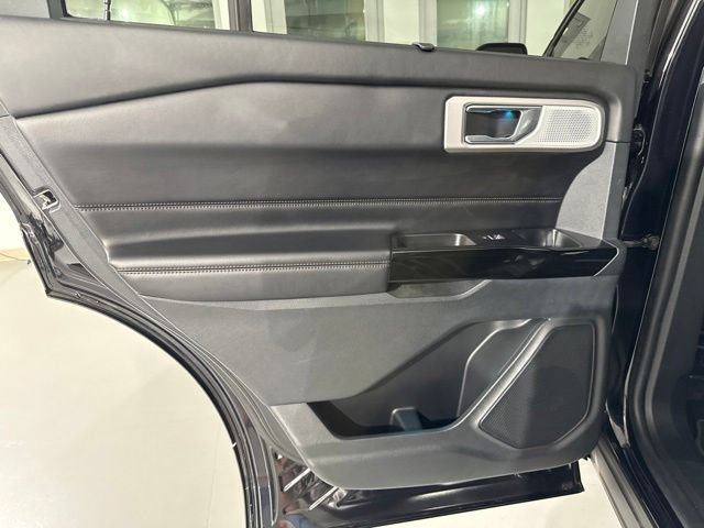 Used 2022 Ford Explorer Platinum w/ Equipment Group 601A AWD/4WD image 18