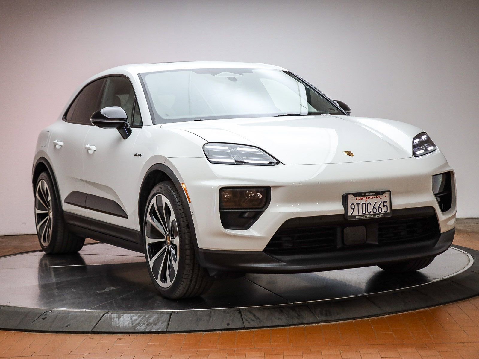 Certified 2025 Porsche Macan Electric image 14
