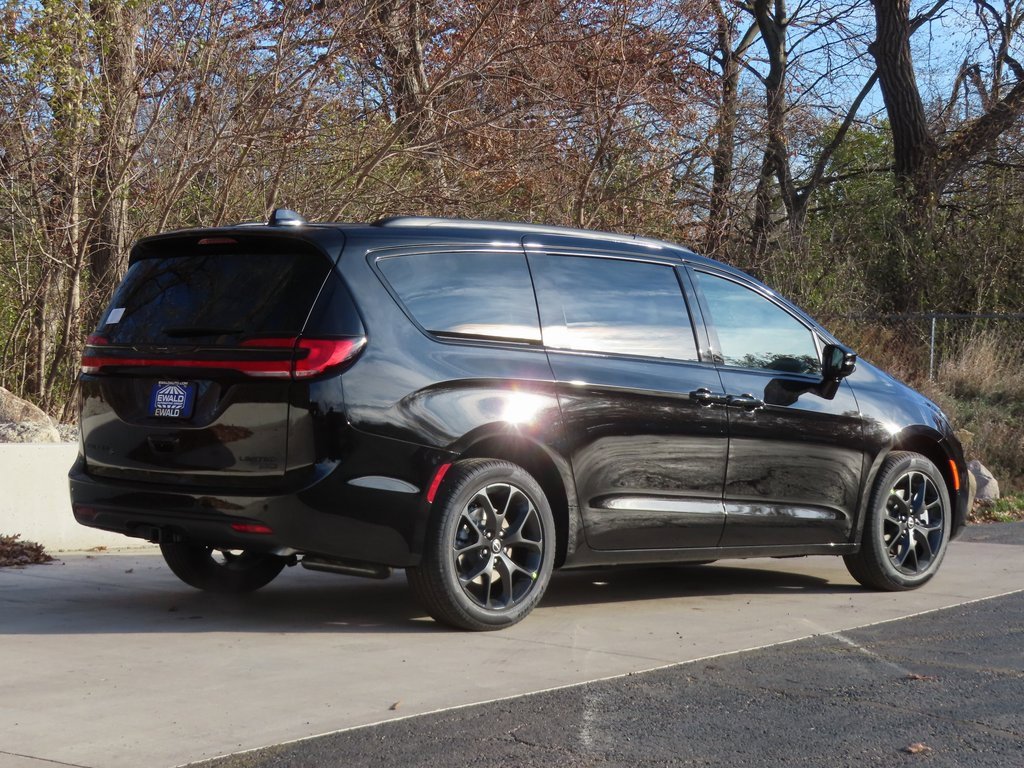 New 2026 Chrysler Pacifica Limited w/ S Appearance Package image 3