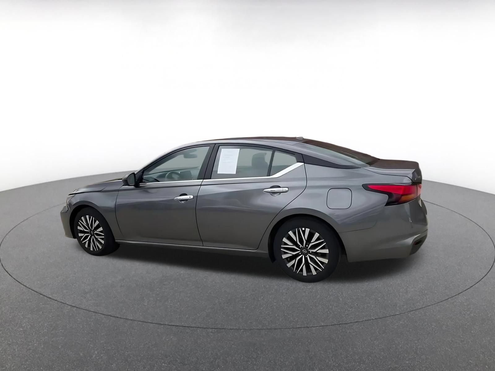 Used 2025 Nissan Altima 2.5 SV FWD image 8