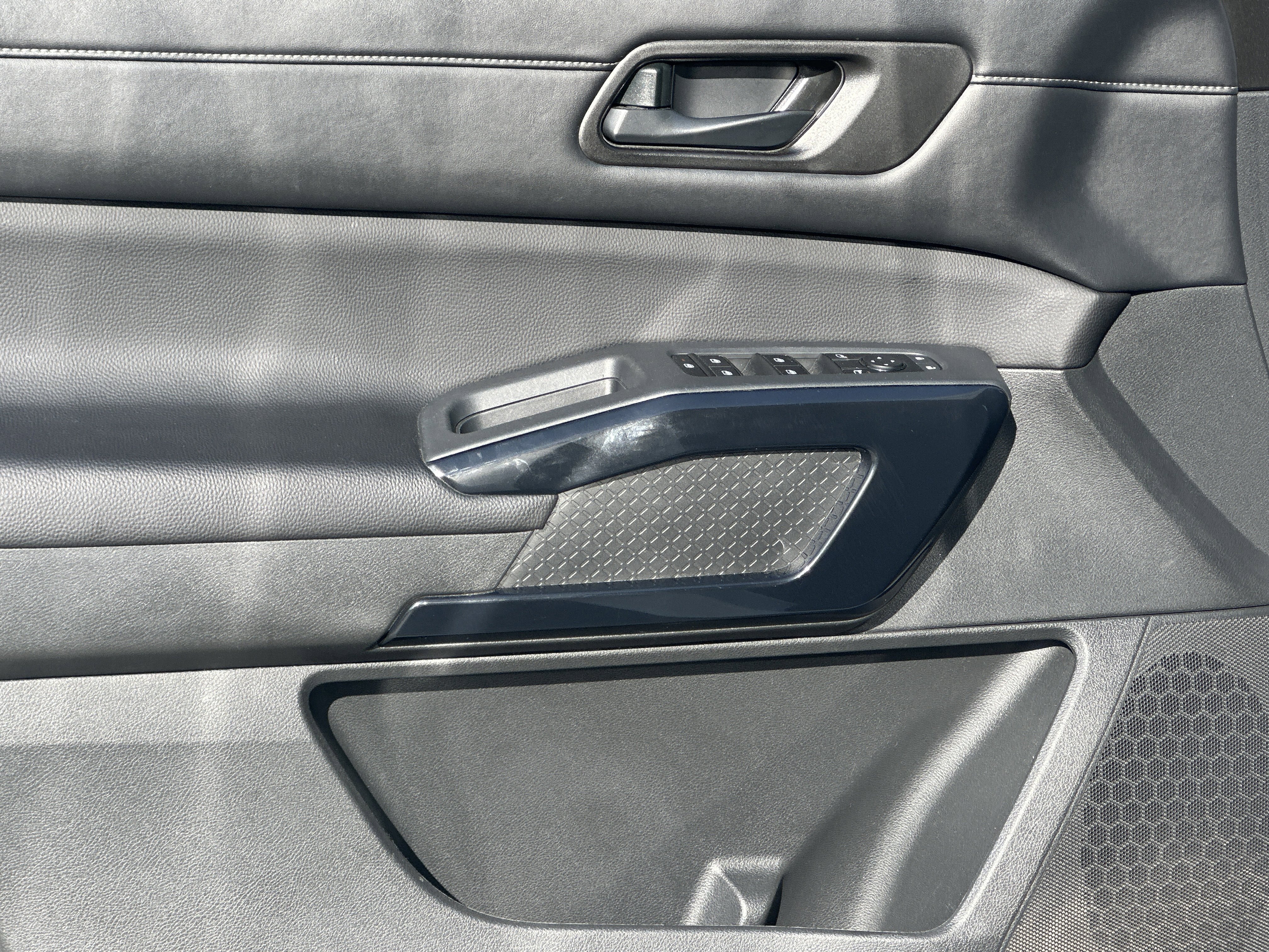 Used 2025 Nissan Pathfinder SV image 10