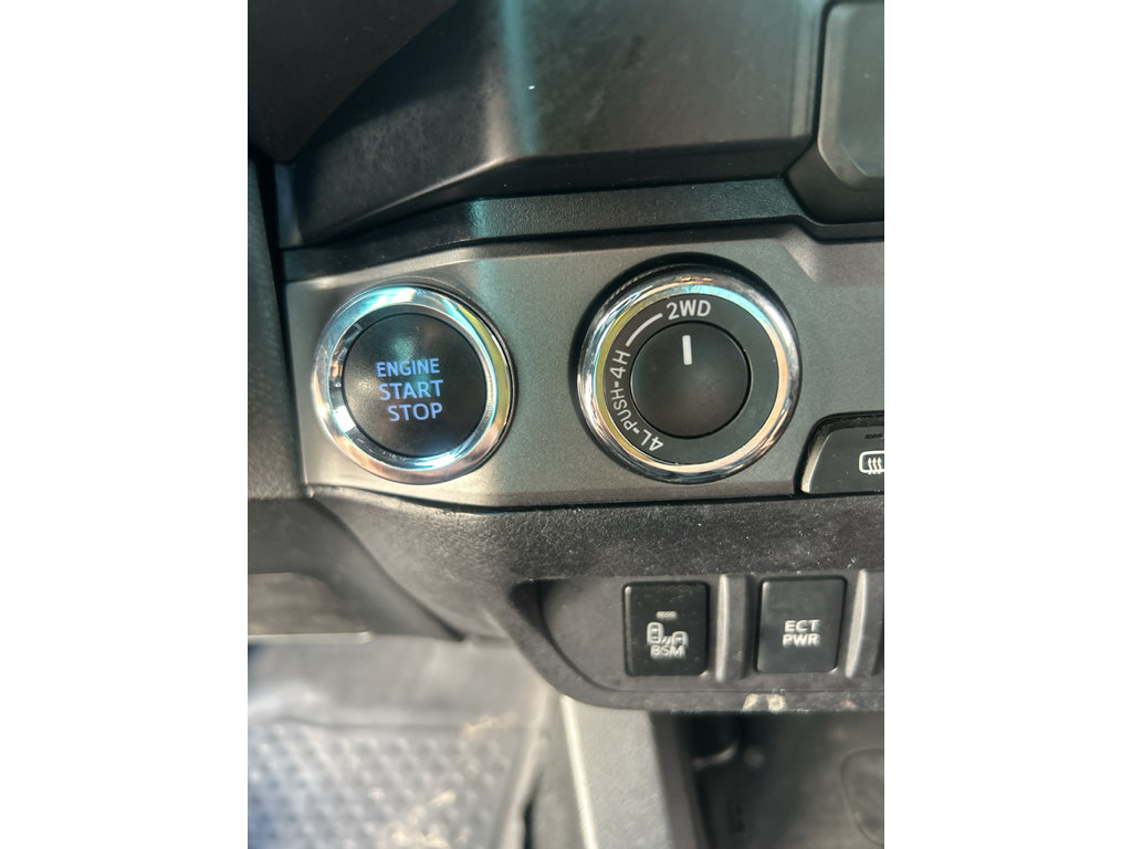 Used 2021 Toyota Tacoma TRD Off-Road w/ Technology Package AWD/4WD image 17