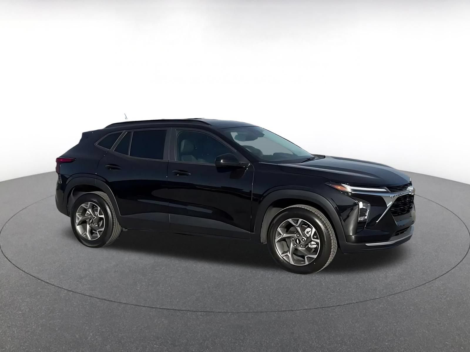 Used 2025 Chevrolet Trax LT FWD image 2