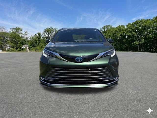 Used 2025 Toyota Sienna Limited AWD/4WD image 3