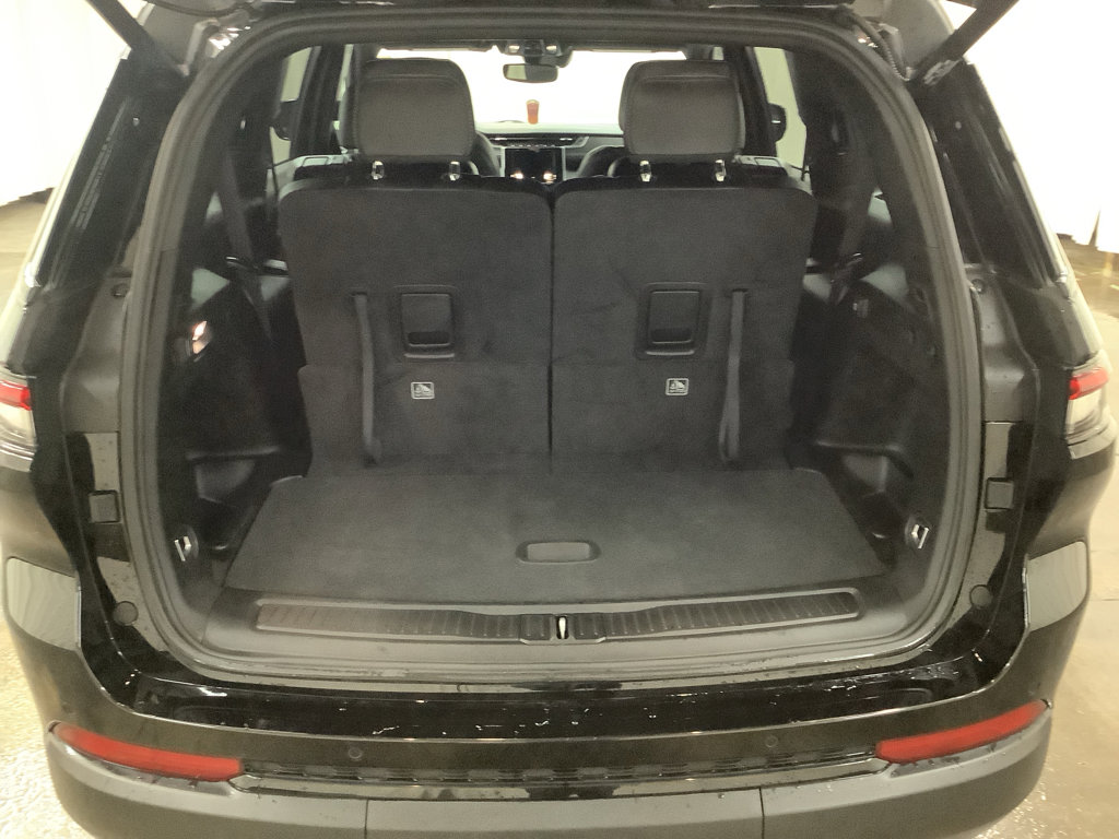 Used 2023 Jeep Grand Cherokee L Laredo image 8