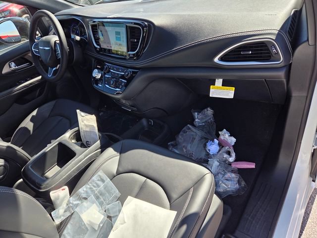 New 2026 Chrysler Pacifica Select FWD image 16