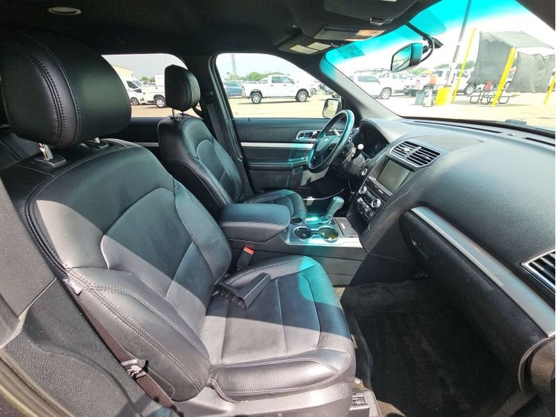 Used 2016 Ford Explorer XLT w/ Equipment Group 202A FWD image 28