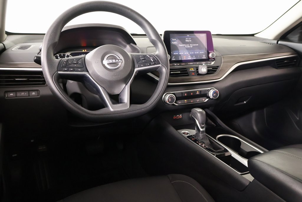 Used 2024 Nissan Altima 2.5 SV image 2