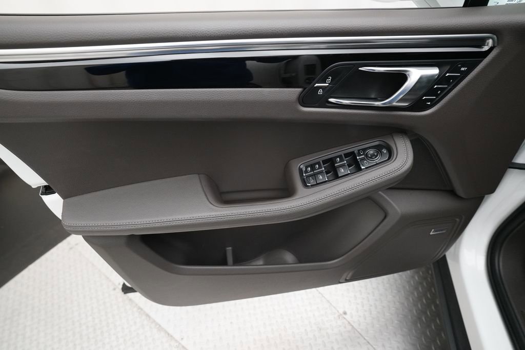 Certified 2023 Porsche Macan image 16
