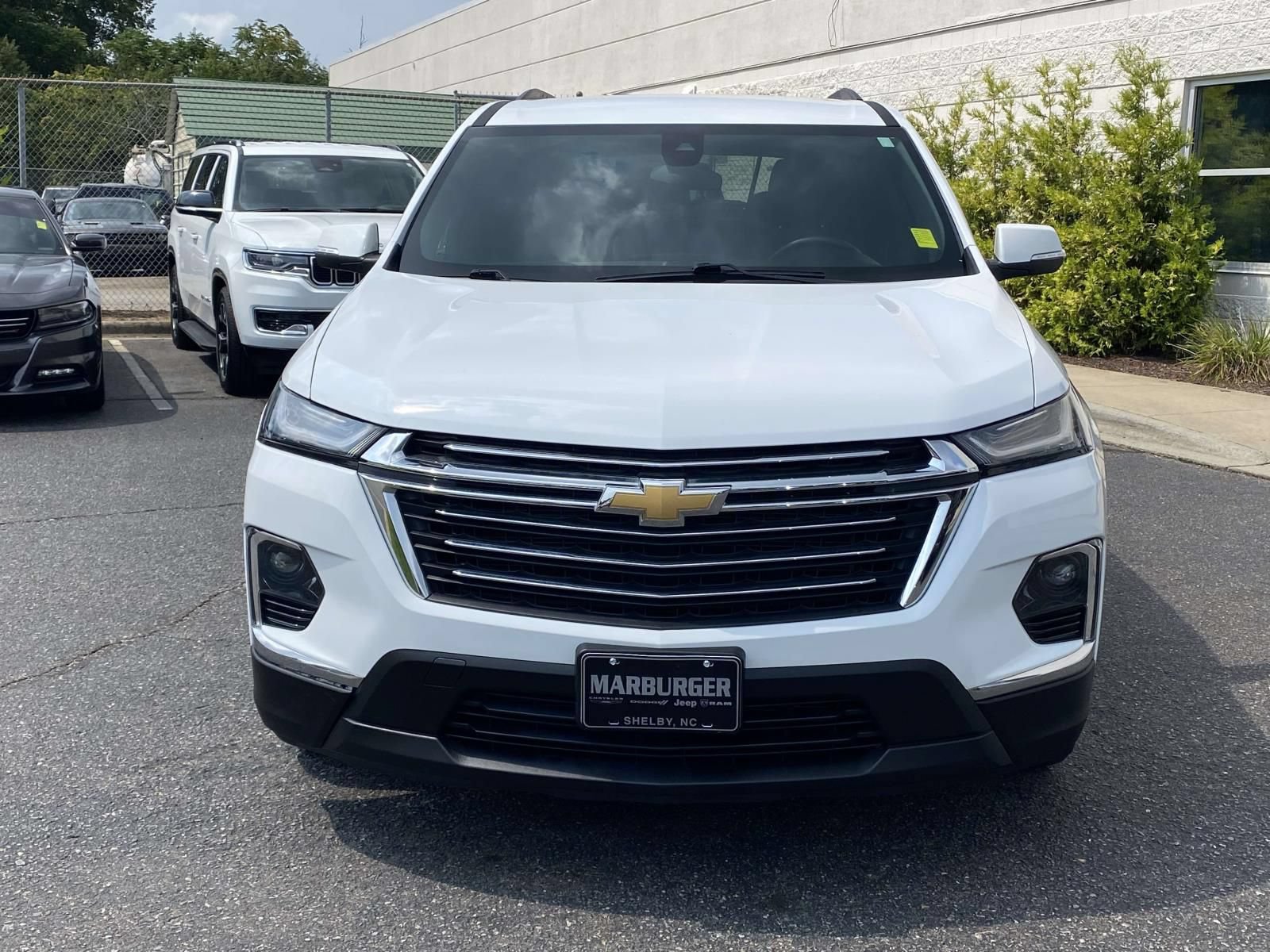Used 2023 Chevrolet Traverse LT FWD image 2