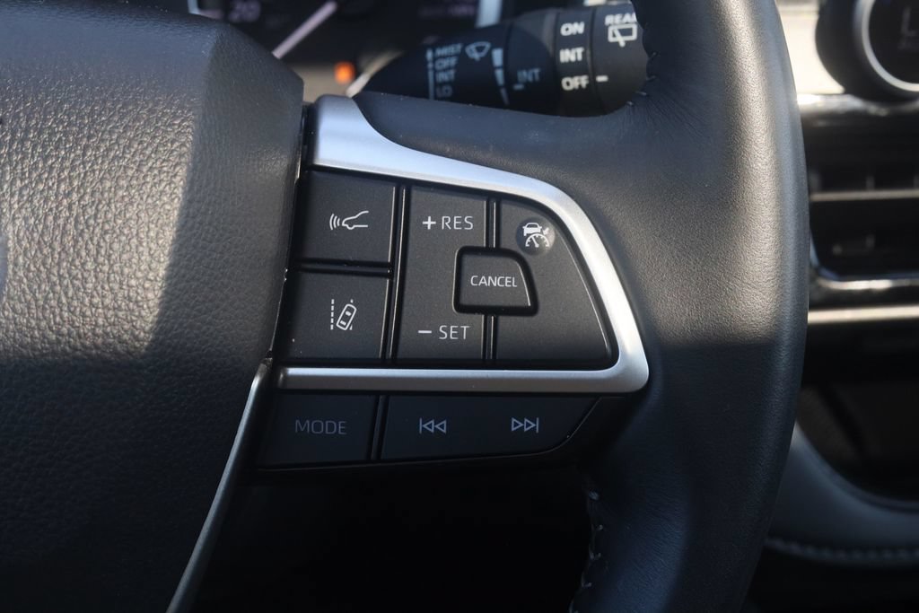 Used 2025 Toyota Highlander XLE AWD/4WD image 26