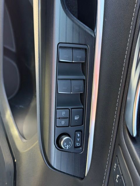 Used 2023 Toyota Venza XLE image 17