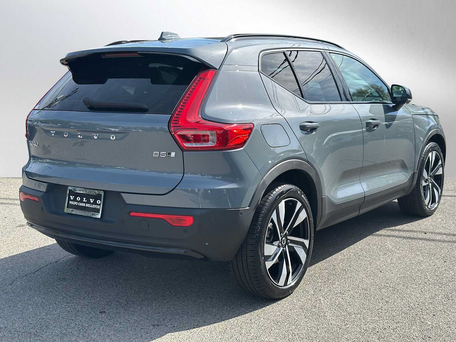 Certified 2023 Volvo XC40 B5 Plus w/ Driver Assist Package AWD/4WD image 4