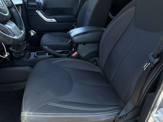 Used 2015 Jeep Wrangler Unlimited Rubicon w/ Connectivity Group AWD/4WD image 21