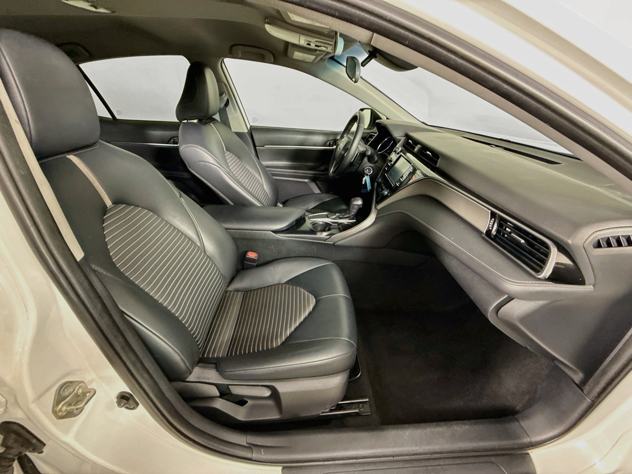 Used 2019 Toyota Camry SE FWD image 33