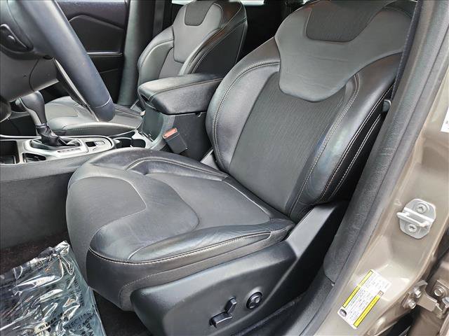 Used 2018 Jeep Cherokee Latitude Plus w/ Comfort/Convenience Group FWD image 15