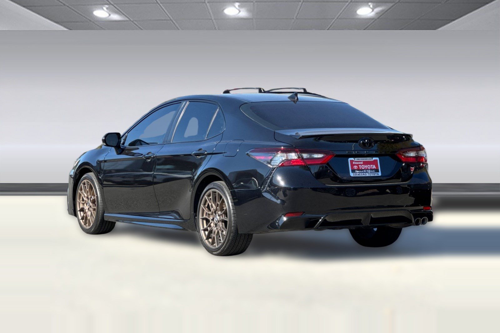 Used 2024 Toyota Camry SE w/ Convenience Package FWD image 3