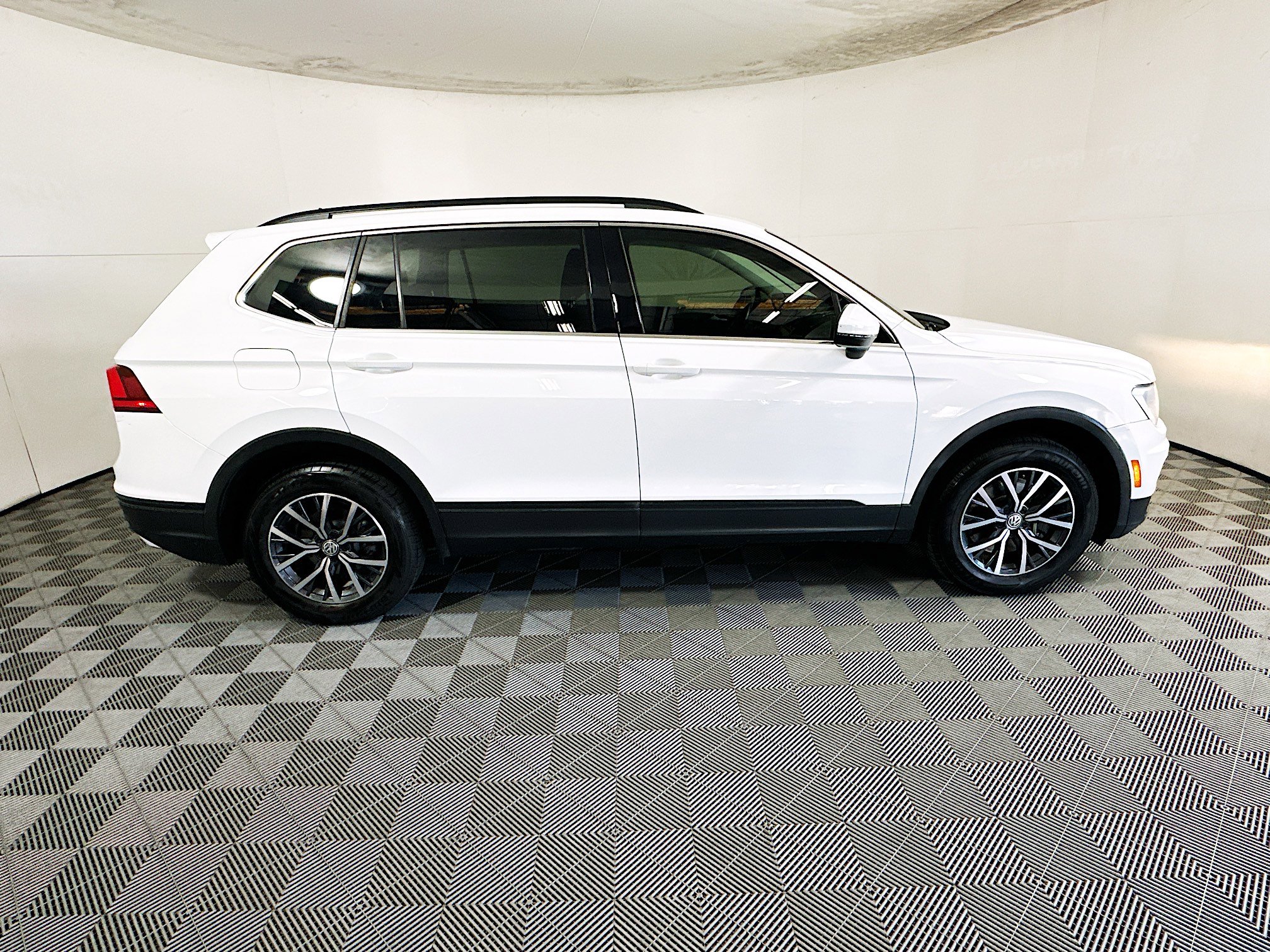 Used 2019 Volkswagen Tiguan SE FWD image 2