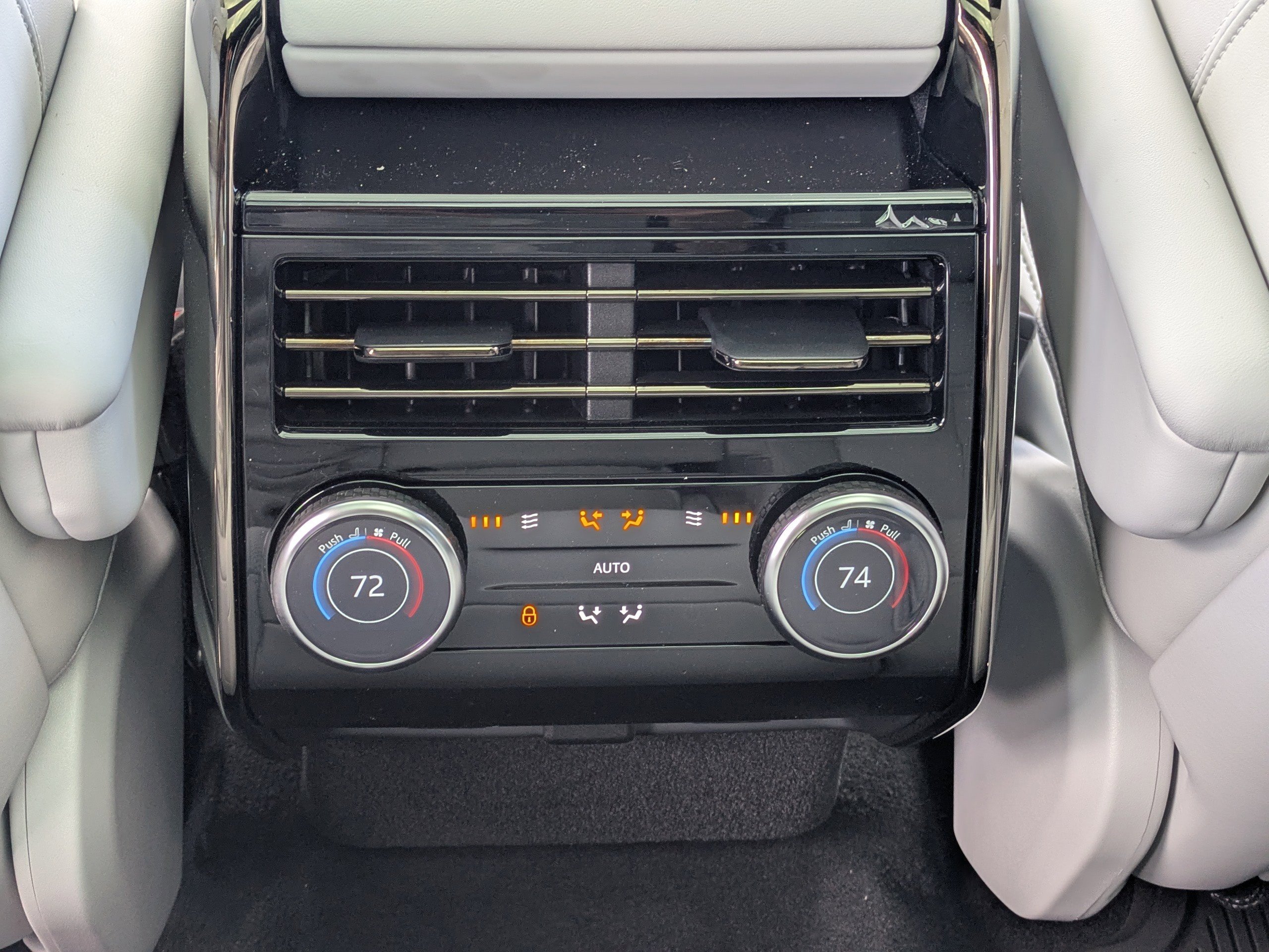 Used 2026 Land Rover Range Rover Sport SE image 17