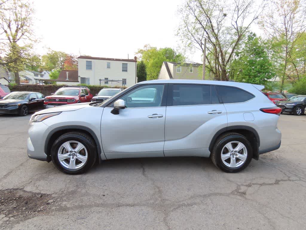 Used 2022 Toyota Highlander LE AWD/4WD image 3