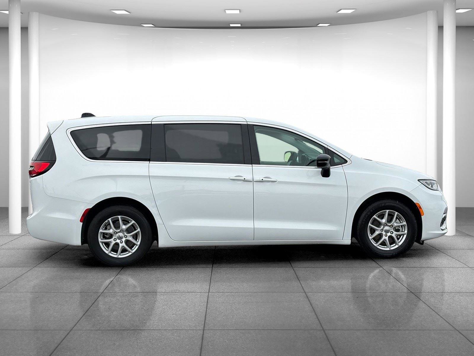 Used 2024 Chrysler Pacifica Touring-L image 8