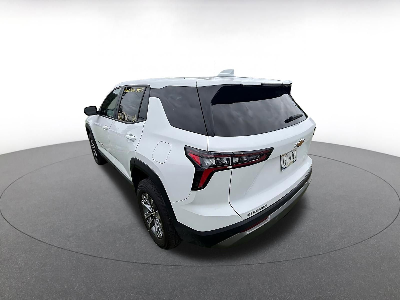 Used 2025 Chevrolet Equinox LT FWD image 9