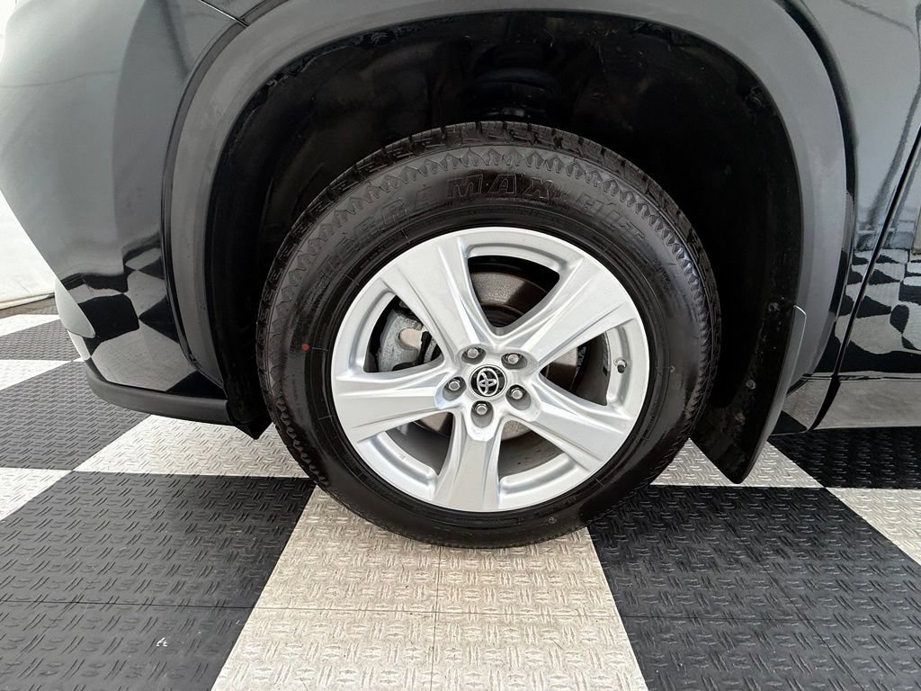 Used 2024 Toyota Highlander LE AWD/4WD image 10