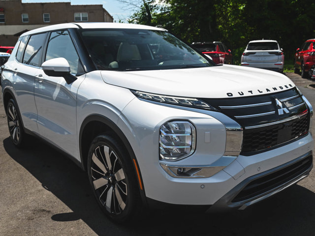 New 2025 Mitsubishi Outlander SE image 3